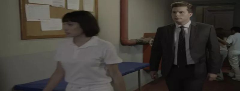 Patrick conversa com a médica em busca de provas que ajudem Clara